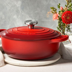 Le Creuset 21179300602430 öntöttvas sütőedény, 30 cm, 6,2 l, Szorosan illeszkedő fedél az aromák megőrzéséhez, Sütőben 260 °C-ig használható, Indukciós főzőlapon használható, Piros