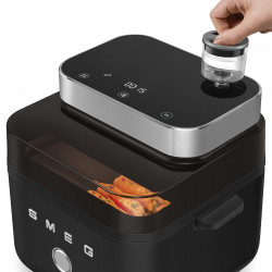 Smeg Collezione AFC01BLMAU forró levegős sütő, 1450 W, 7,3 l, 40–200 °C, 7 program, kettős üzemmód, érintőképernyős vezérlés, időzítő, LED, fekete