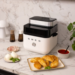 Фритюрник с горещ въздух Smeg Collezione AFC01WHMAU, 1450W, 7.3 л, 40-200°C, 7 програми, Двоен режим, Сензорно управление, Таймер, LED, Бял